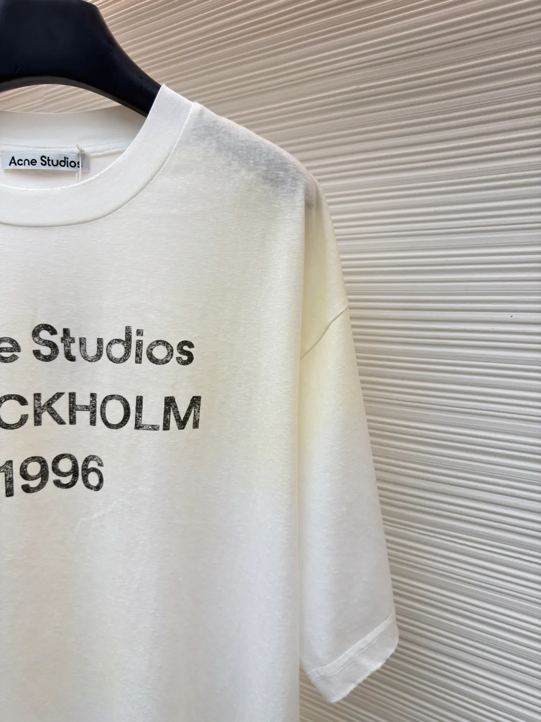 Acne Studios 1966 mud-dyed washed distressed short-sleeve ●Original version: 2800 purchased and developed ●Item number: 1682348-X95 ●Fabric: cloud velvet ski-like cotton fabric ●Technology: glue printing ●Color: white ●Version: fitted version ●Weight: about 225 grams ●Size: S-M-L-XL ●Description: Made of ultra-soft pure cotton fabric, garment-dyed, washed and distressed, the chest part has a dirty feel, and the lower part shows a gradient effect. The neckline is slightly frayed to better fit the overall tone. The overall line is straight and delicate, the fabric is comfortable and soft, and the color is consistent without color difference. It can be matched with the same style to create a fashionable look and control various occasions. Customized accessories, complete with three standards, the same style for men and women!